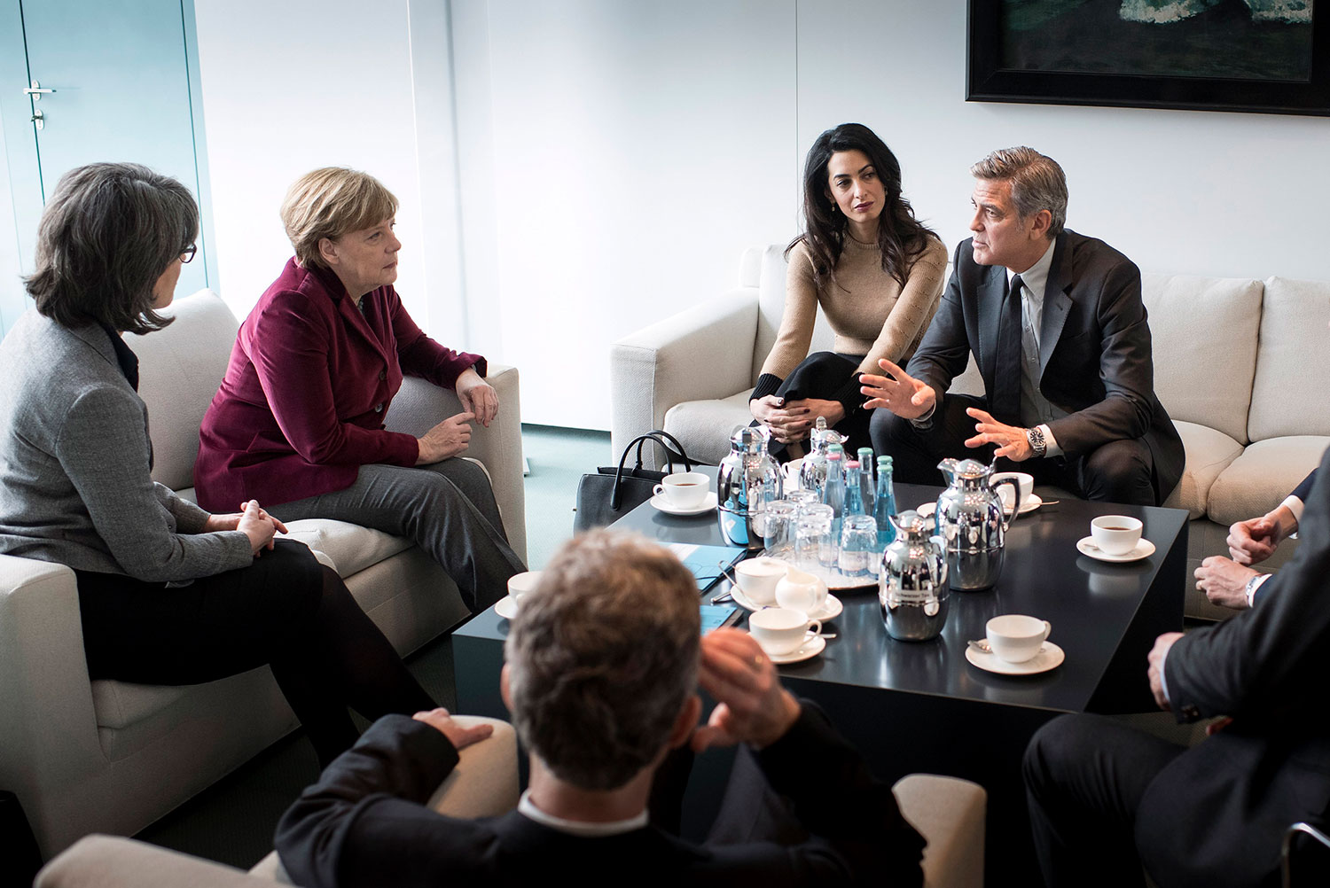 Merkel recibe a los Clooney en cancillería para abordar crisis de refugiados