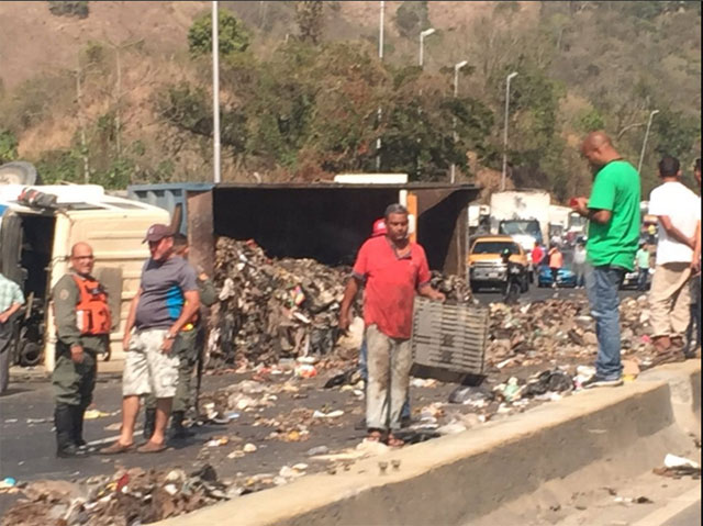 Fuerte accidente en la ARC entre vehículos pesados a la altura de Maitana (Fotos)