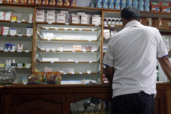 Tachirenses tras la pista de medicamentos escasos