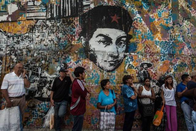 Gente haciendo fila para comprar alimentos en Caracas. PHOTO: MERIDITH KOHUT/BLOOMBERG NEWS