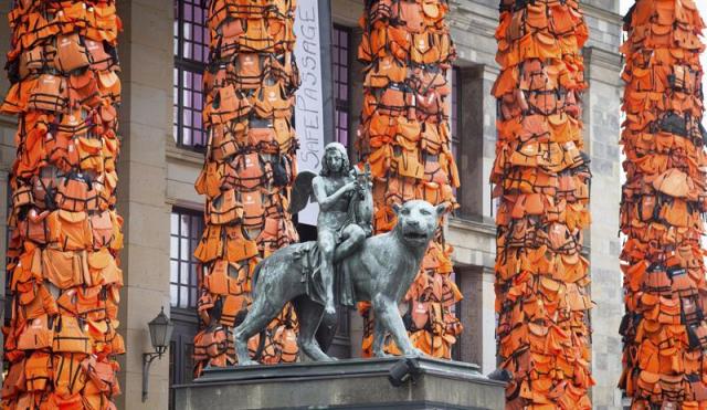 Vista de numerosos chalecos salvavidas utilizados por refugiados colocados en la fachada del Konzerthaus como parte de la instalación del artista chino Ai Weiwei, en recuerdo a millones de personas que huyen de la guerra, en Berlín, Alemania, hoy, 16 de febrero de 2016. EFE/KAY NIETFELD