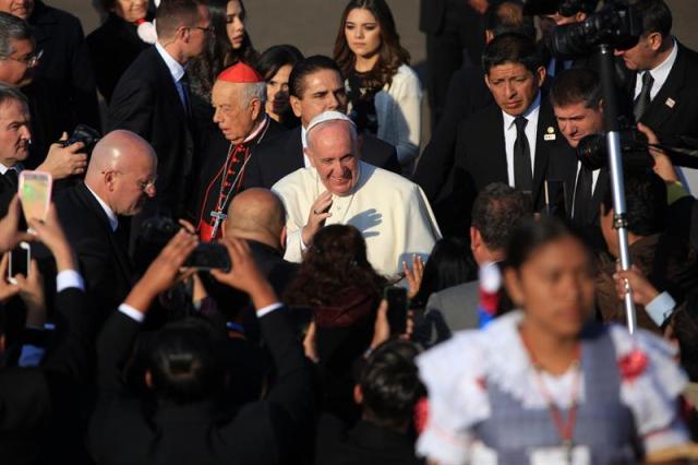 El papa Francisco saluda a quienes lo esperaban su llegada hoy, martes 16 de febrero de 2016, al Aeropuerto Internacional General Francisco J. Mujica de Morelia, en el estado de Michoacán (México), donde fue recibido por centenares de personas. Este es el penúltimo día de visita papal, que cerrará este miércoles con una visita a la localidad fronteriza de Ciudad Juárez, en el norteño estado de Chihuahua, donde visitará un centro penitenciario, mantendrá un encuentro con trabajadores y oficiará una misa en la frontera con Estados Unidos. EFE/Luis Enrique Granados