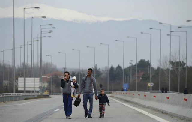  Varias personas caminan entre la frontera con Grecia en Kulata (Bulgaria) hoy, 17 de febrero de 2016. Los tres pasos fronterizos entre Bulgaria y Grecia han sido cerrados debido a las protestas de los agricultores griegos que han bloqueado todos los accesos al país heleno desde Bulgaria. EFE/Vassil Donev