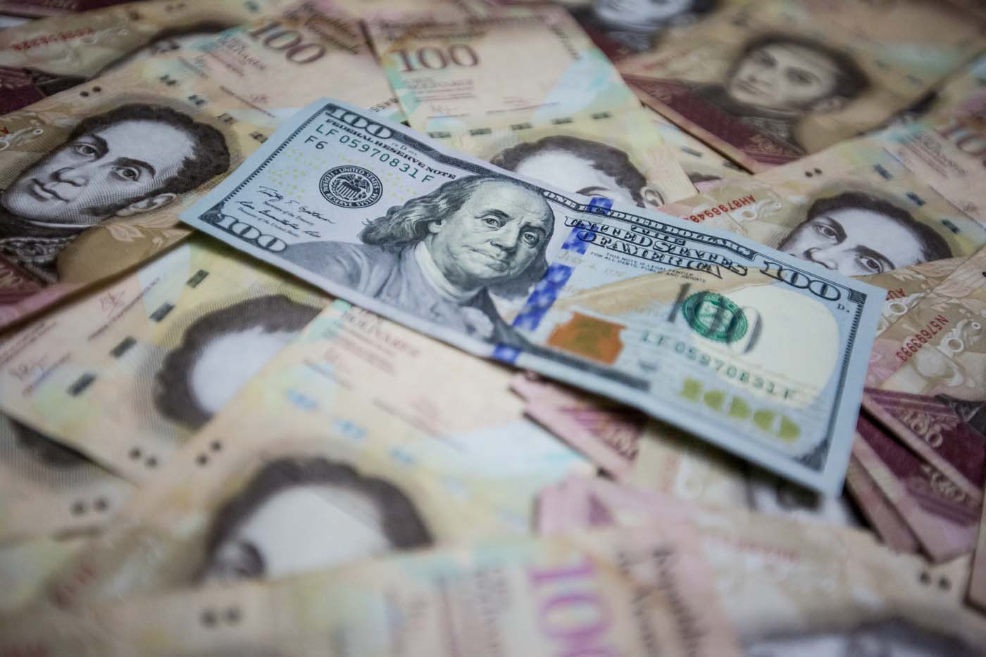 Caída del dólar paralelo obedece a oferta temporal