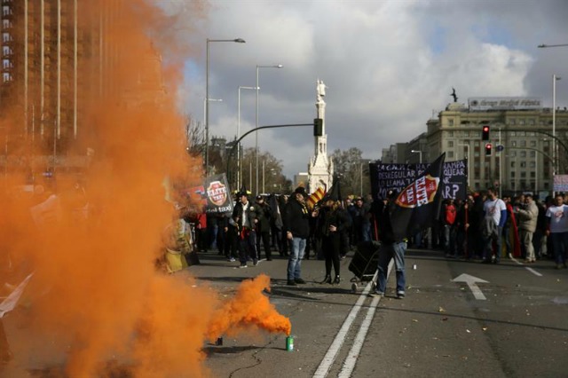 Botes de humo colocados por los manifestantes durante la protesta de los taxistas, procedentes de diferentes ciudades de España e incluso del extranjero, que han colapsado hoy el tráfico en algunas calles del centro de Madrid bajo el lema 'Por la supervivencia de 100.000 familias', en contra de la desregulación del servicio público. La protesta, en la que los taxistas acusan a la Comisión Nacional de Mercados y la Competencia (CNMC) por favorecer a grandes multinacionales como Uber, ha partido de la plaza de Colón y va acompañada de un paro de dos horas -de 11 a 13 horas- en la capital y en diversas provincias españolas. EFE/Javier Lizón