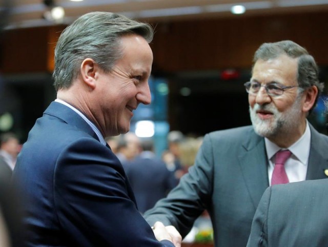 El primer ministro británico, David Cameron (i), y el presidente del gobierno español en funciones, Mariano Rajoy (d), conversan al inicio de la cumbre de líderes de la Unión Europea (UE) en Bruselas, Bélgica, el 18 de febrero de 2016. EFE