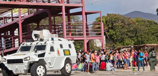 Familiares exigen presencia de Iris Varela en cárcel de San Antonio