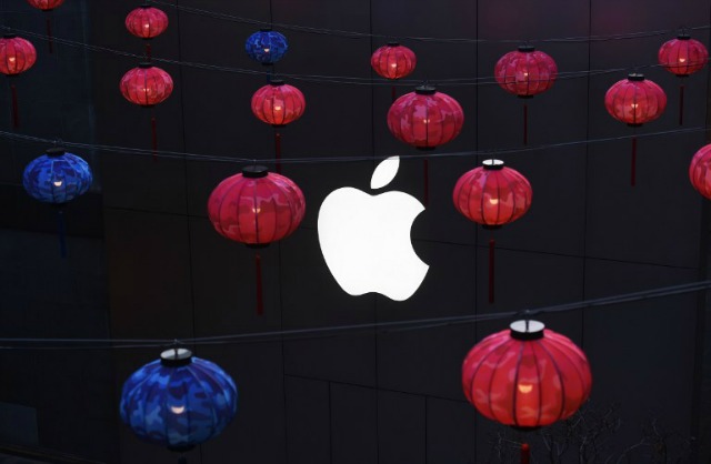 Linternas cuelgan fuera de una tienda de Apple en un centro comercial en Beijing el 23 de febrero de 2016. El 18 de febrero de Apple lanzó su servicio de pagos móviles de Apple de pago en China, que enfrenta al gigante de la tecnología de Estados Unidos contra fuertes jugadores nacionales en un campo ya saturado. AFP PHOTO / Greg Baker GREG BAKER / AFP