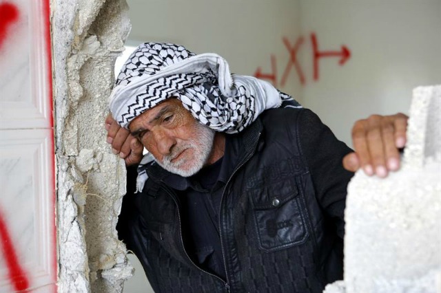  Familiares del prisionero palestino Mohammad Hroub inspeccionan las ruinas de su casa demolida por fuerzas israelíes en Dier Samit al sur de Hebrón (Palestina) hoy, 23 de febrero de 2016. Las fuerzas israelíes demolieron hoy las viviendas de dos palestinos que hace unos tres meses mataron a cinco personas en dos ataques perpetrados en Tel Aviv y en Cisjordania ocupada, informaron fuentes militares. EFE/Abed Al Hashlamoun