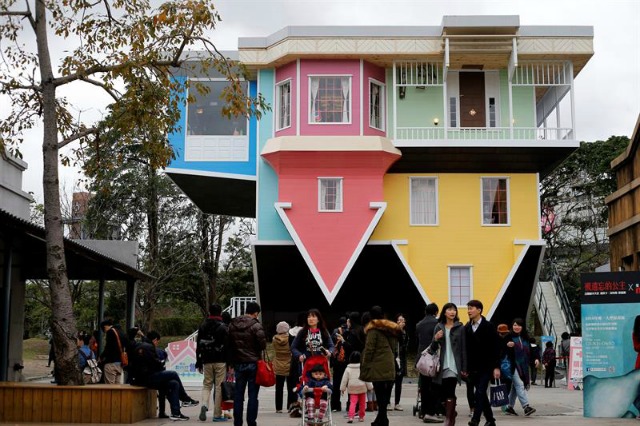 Vista de la casa que alberga la exposición "Del Revés" en Taipei (Taiwán) hoy, 23 de febrero de 2016. La exposición es una casa de 3 plantas redecorada del revés y atrae a cientos de visitantes. Según los organizadores la instalación ha costado cerca de 600.000 dólares y se tardó dos meses en construir. EFE/Ritchie B. Tongo