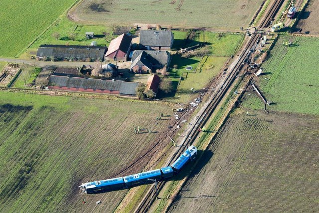  Vista aérea del accidente de un tren de pasajeros ocurrido en las proximidades de Dalfsen, este de Holanda, hoy 23 de febrero de 2016. El accidente ha causado al menos un muerto y varios heridos, según ha confirmado el alcalde de la localidad a la radio pública holandesa NPO1. El tren se estrelló esta mañana contra una plataforma y por el momento se desconoce cuantas personas se encontraban en su interior, informa el diario De Volkskrant. EFE/BRAM VAN DE BIEZEN