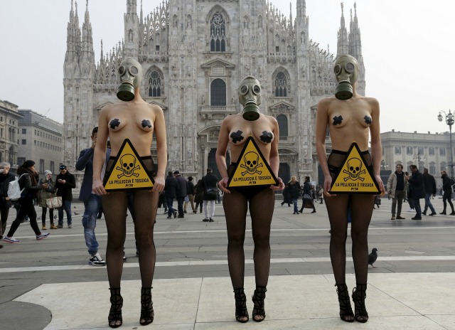 Desgaste de los modelos máscaras de gas para manifestarse contra el uso de pieles en la ropa en una protesta organizada por PETA, por delante de la Semana de la Moda de Milán, en el centro de Milán, Italia, 23 de febrero de 2016. REUTERS / Stefano Rellandini