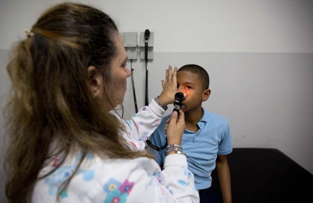 En esta foto del 11 de febrero de 2016, la doctora Carolina Mirabal ausculta a Adrián González, de quien se sospecha que está infectado con zika, en un centro médico cerca del barrio de Petare en Caracas, Venezuela. Ante la crisis del sistema de salud y la profunda escasez de medicamentos que agobia Venezuela, lo último que cualquier venezolano quiere es enfermarse. Y menos del virus del zika. Foto AP / Fernando Llano)