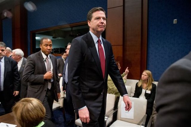 El director de la FBI James Comey, centro, sale tras una audiencia con el Comité de Inteligencia de la Cámara de Representantes relacionada con amenazas mundiales en el Capitolio, Washington, el jueves 25 de febrero de 2016. (Foto AP/Andrew Harnik)