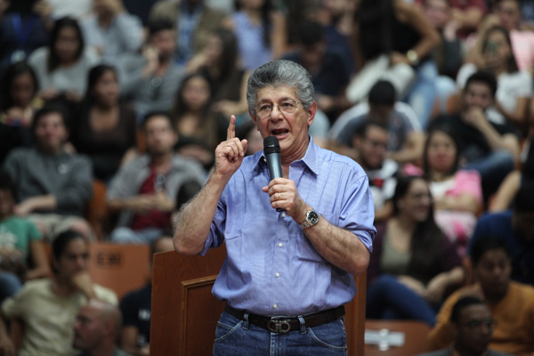 Una multitud recibió a Ramos Allup en la USB (Fotos)