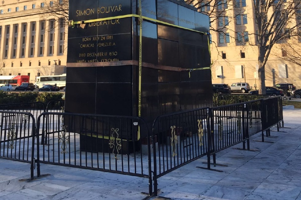 En ruinas la estatua de Simón Bolívar en Washington DC, EE.UU. (fotos)