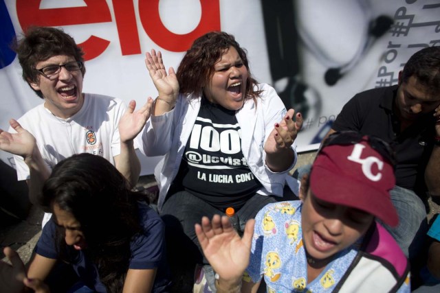 Estudiantes de medicina protestan contra la escasez de medicamentos y suministros médicos en Caracas, el viernes 26 de febrero de 2016. (Foto AP/Ariana Cubillos)