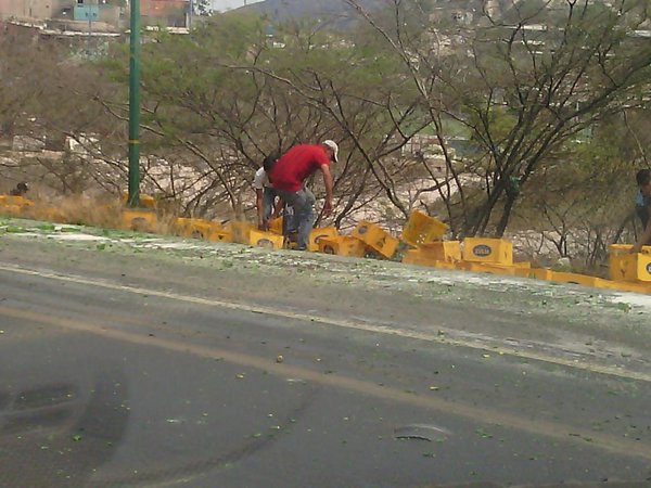 Saquearon camión de cervezas en Lara (Fotos + Video)