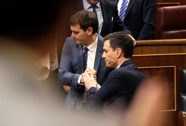 El secretario general del PSOE, Pedro Sánchez (d) es saludado por el presidente de Ciudadanos, Albert Rivera, al finalizar la sesión plenaria en la que se ha celebrado la segunda votación de la investidura del candidato socialista, hoy en el Congreso de los Diputados, tras la primera realizada el pasado miércoles. EFE