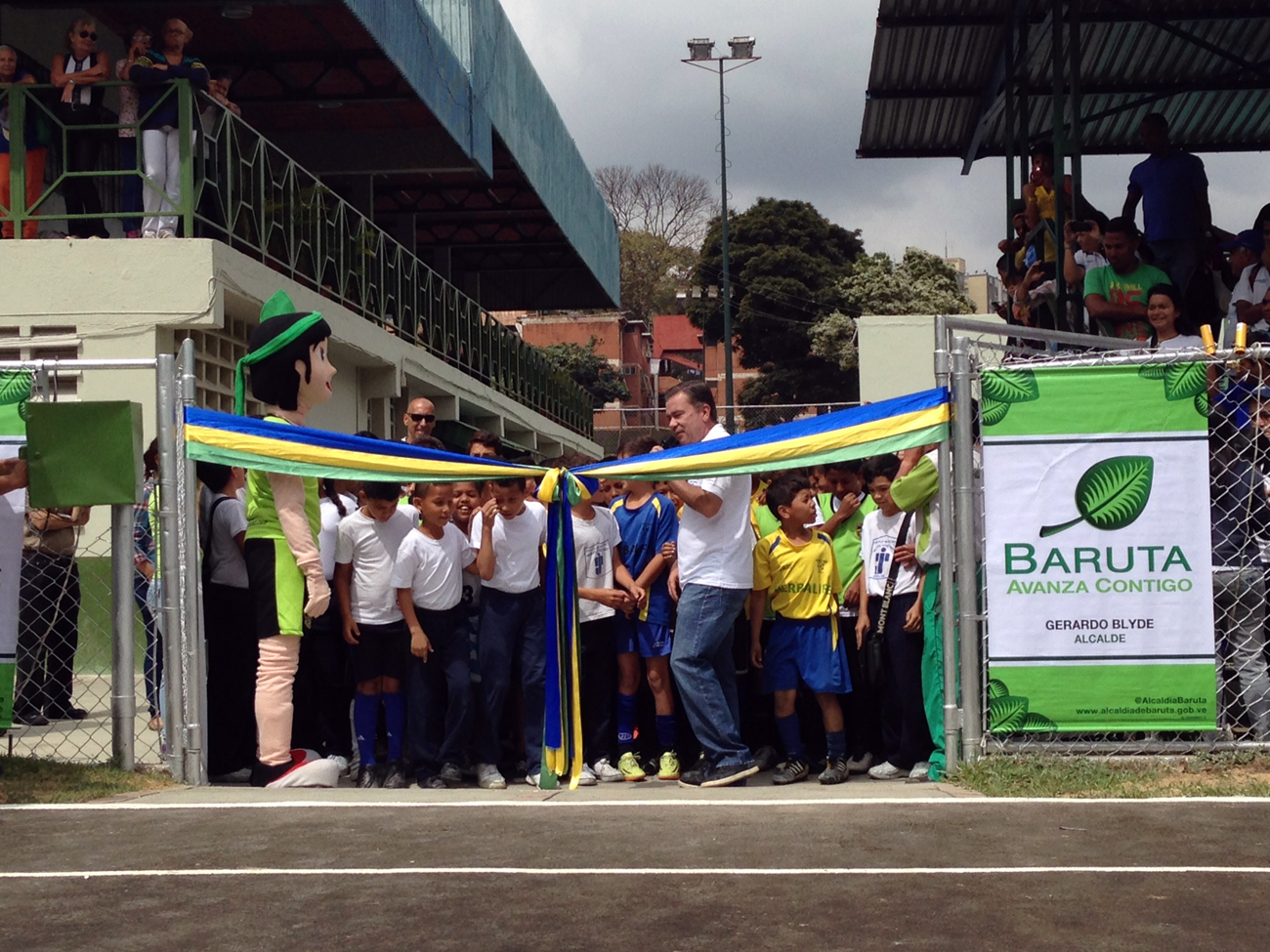 Blyde reinauguró cancha de fútbol del Polideportivo Rafael Vidal de La Trinidad (FOTOS)