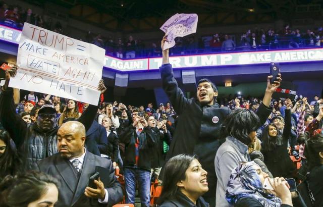 Manifestantes gritan por un mitin previsto para el empresariol republicano Donald Trump forzando su cancelación debido a la preocupación por la seguridad pública en la Universidad de Illinois en Chicago. EFE