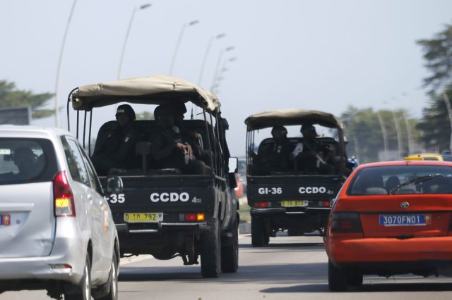 Security forces drive towards Grand Bassam in Abidjan, Ivory Coast, March 13, 2016. REUTERS/Joe Penney      TPX IMAGES OF THE DAY