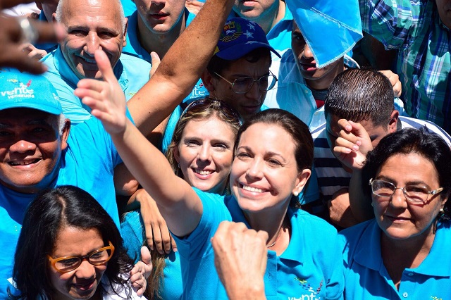 María Corina Machado en la concentración de la calle Élice en Chacao / Foro Blas Santander @Bastphotography