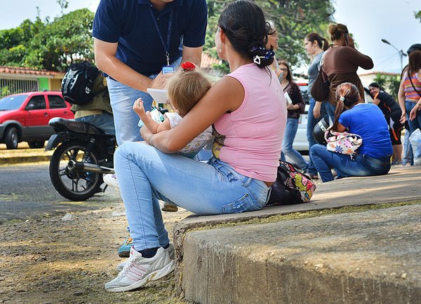 Madres con bebés de brazos tienen que llevarse a casa los pañales sucios. (Foto/Jhovan Valdivia)