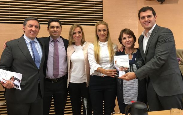 El diputado y candidato presidencial Albert Rivera, junto a Mitzy de Ledezma