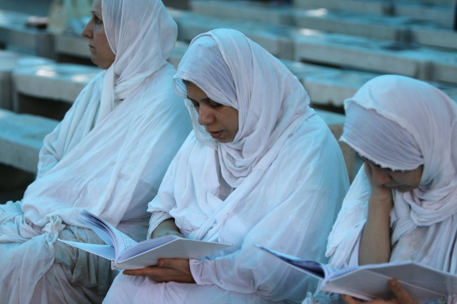 Mandeos realizar rituales religiosos, ya que sentarse en un refugio durante el festival de Benja en Bagdad 16 de marzo de 2016. REUTERS / Ahmed Saad