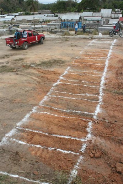 Trabajadores preparan el terreno para el entierro de 17 mineros hoy, miércoles 16 de marzo de 2016, en Tumeremo, municipio de Sifontes (Venezuela). El hallazgo de 17 cuerpos tiroteados en una mina del sureste de Venezuela llamada Nuevo Callao ha llevado a las fuerzas de seguridad del Estado a remover el área ante la posibilidad de que otras personas reportadas como desaparecidas sean encontradas bajo las mismas circunstancias. EFE/German Dam Vargas