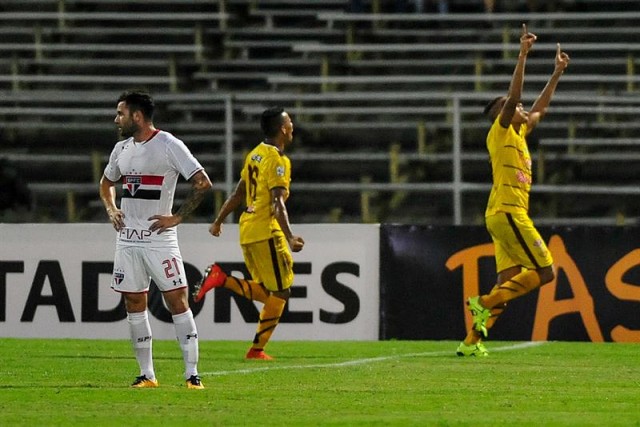 Ángel Nieves (d) y Wildyjhon Vivas (c) de Trujillanos celebran un gol ante Sao Paulo hoy, miércoles 16 de marzo de 2016, durante un partido entre Trujillanos y Sao Paulo por la Copa Libertadores en el estadio José Alberto Pérez de Valera. EFE