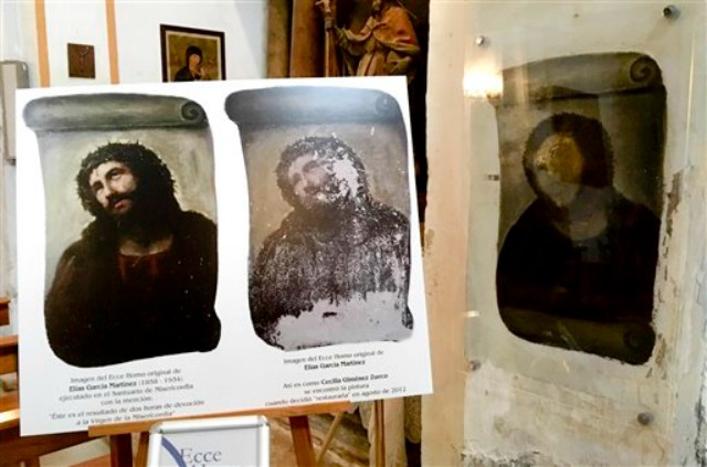 Una vista del mural deteriorado de 'Ecce Homo' del pintor español El??as García Martínez, derecha, junto a una copia del original, izlquierda, en la Iglesia de Borja en Zaragoza, España, el miércoles 16 de marzo de 2016. Más de tres años después que la restauración fallida de un fresco por una pintora octogenaria colocó a un pueblo del norte de España en el mapa turístico mundial, las autoridades locales, en busca de inyectar nueva vida al fenómeno, inauguraron un centro para destacar el hecho. (Foto AP/Javier Vinuela)