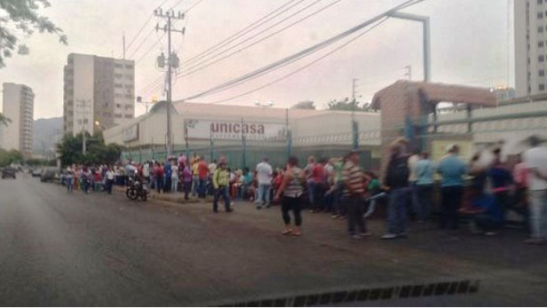 Las denigrantes colas en todo el país para comprar comida este #17M