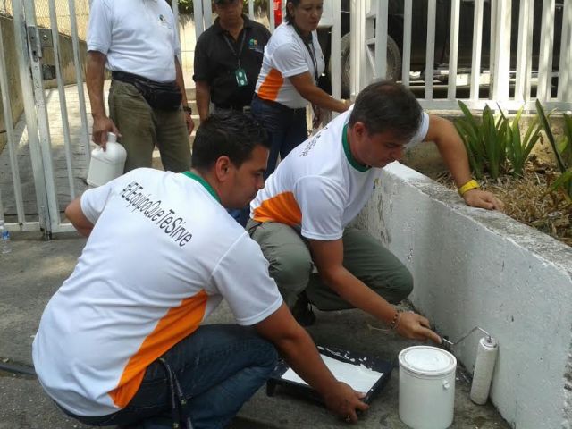 Juan junto a Carlos David pintando murito en av. Sanz