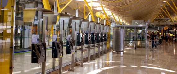 TERMINAL 4 ( T4 ) DEL AEROPUERTO DE MADRID BARAJAS EN LA FOTO CABINAS TELEFONICAS ( TELEFONOS ) PB / ©KORPA 26/04/2008 MADRID *** Local Caption *** T4 Terminal in Madrid - Barajas Airport