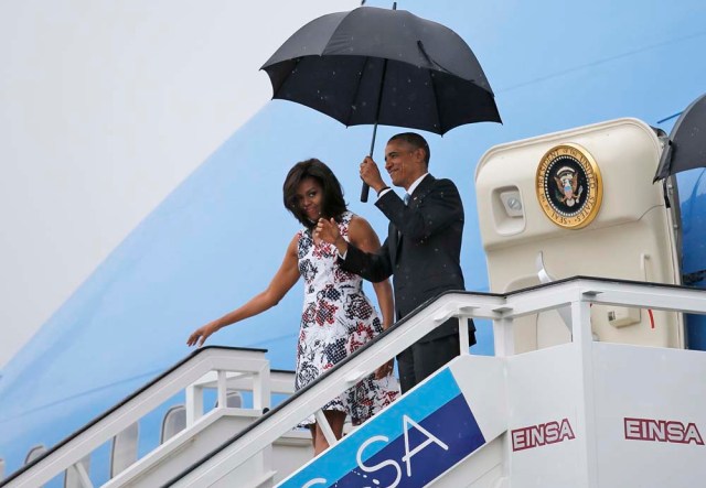 U.S. President Barack Obama and his wife Michelle exit Air Force One as they arrive at Havana's international airport for a three-day trip, in Havana March 20, 2016. REUTERS/Carlos Barria