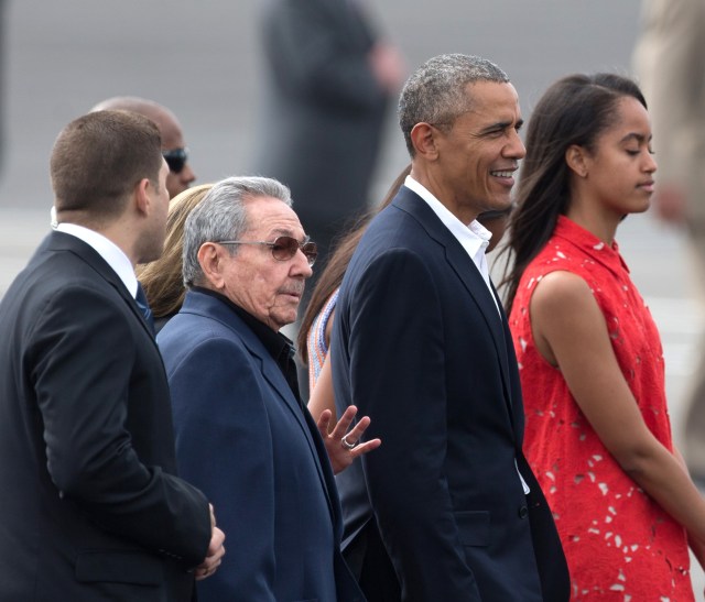 HAB01. LA HABANA (CUBA), 22/03/2016.- El presidente de Cuba, Raúl Castro, despide a el presidente de Estados Unidos, Barack Obama y su familia hoy, martes 22 de marzo de 2016, en La Habana (Cuba). El Air Force One presidencial despegó del aeropuerto José Martí de la capital cubana a las 16.20 hora local (20.20 GMT), desde donde Obama, su esposa Michelle, sus hijas Malia y Sasha y su suegra, emprenden la segunda parte de su viaje por América Latina, a Argentina. EFE/Orlando Barría