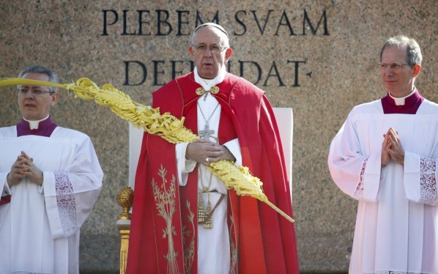 El Papa Francisco dirige la misa de Domingo de Ramos, en la Plaza de San Pedro, en el Vaticano, 20 de marzo de 2016. El Papa Francisco llamó al mundo a unirse en la denuncia de los ataques en Bruselas y dijo que los responsables de derramar sangre habían sido cegados por "el fundamentalismo cruel". REUTERS/Tony Gentile