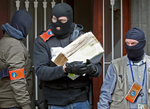 Policía belga retira un paquete de un edifico en Anderlecht, Bélgica. REUTERS/Charles Platiau