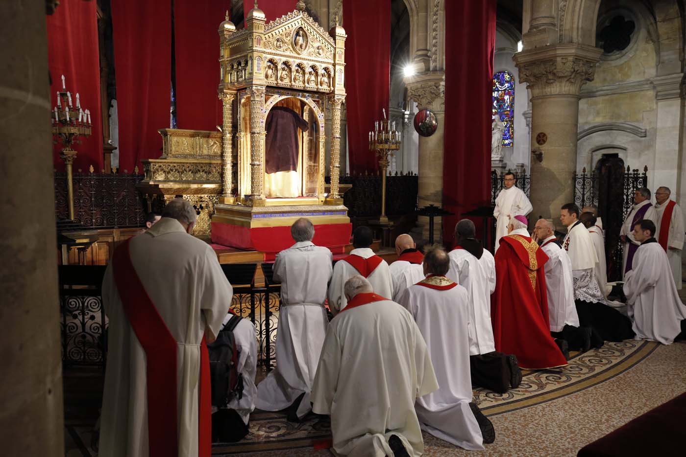 La túnica que Cristo llevó antes de morir se expone al público (fotos)