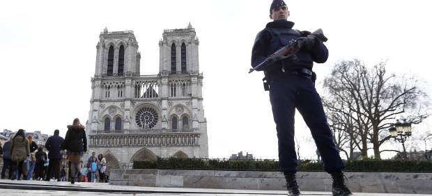 Un agente de la Policía francesa vigila las inmediaciones de Notre Dame. Foto: GTRES/Archivo