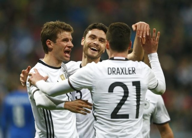 Los jugadores de Alemania celebrando el gol de Jonas Hector en la victoria 4-1 sobre Italia. Mar 29, 2016. La selección alemana de fútbol goleó el martes 4-1 a Italia en un amistoso, recuperándose de la inesperada derrota de la semana pasada ante Inglaterra en un nuevo ensayo para poner a punto su preparación para la Eurocopa. REUTERS/Michael Dalder