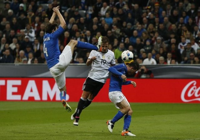 Mario Goetze marcando de cabeza un gol en la victoria de Alemania 4-1 sobre Italia. Mar 29, 2016. La selección alemana de fútbol goleó el martes 4-1 a Italia en un amistoso, recuperándose de la inesperada derrota de la semana pasada ante Inglaterra en un nuevo ensayo para poner a punto su preparación para la Eurocopa. REUTERS/Michaela Rehle