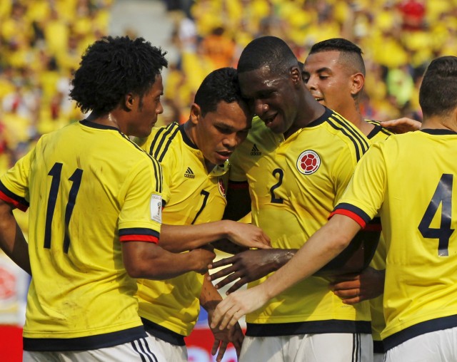 El delantero Carlos Bacca celebrando con sus compañeros el primer gol de Colombia en la victoria ante ante Ecuador en Barranquilla. Mar 29, 2016. La selección colombiana de fútbol, con la temible dupla de James Rodríguez y Carlos Bacca, venció el martes 3-1 a Ecuador para escalar en las posiciones y poner fin al invicto del visitante en la eliminatoria sudamericana al Mundial 2018. REUTERS/John Vizcaino