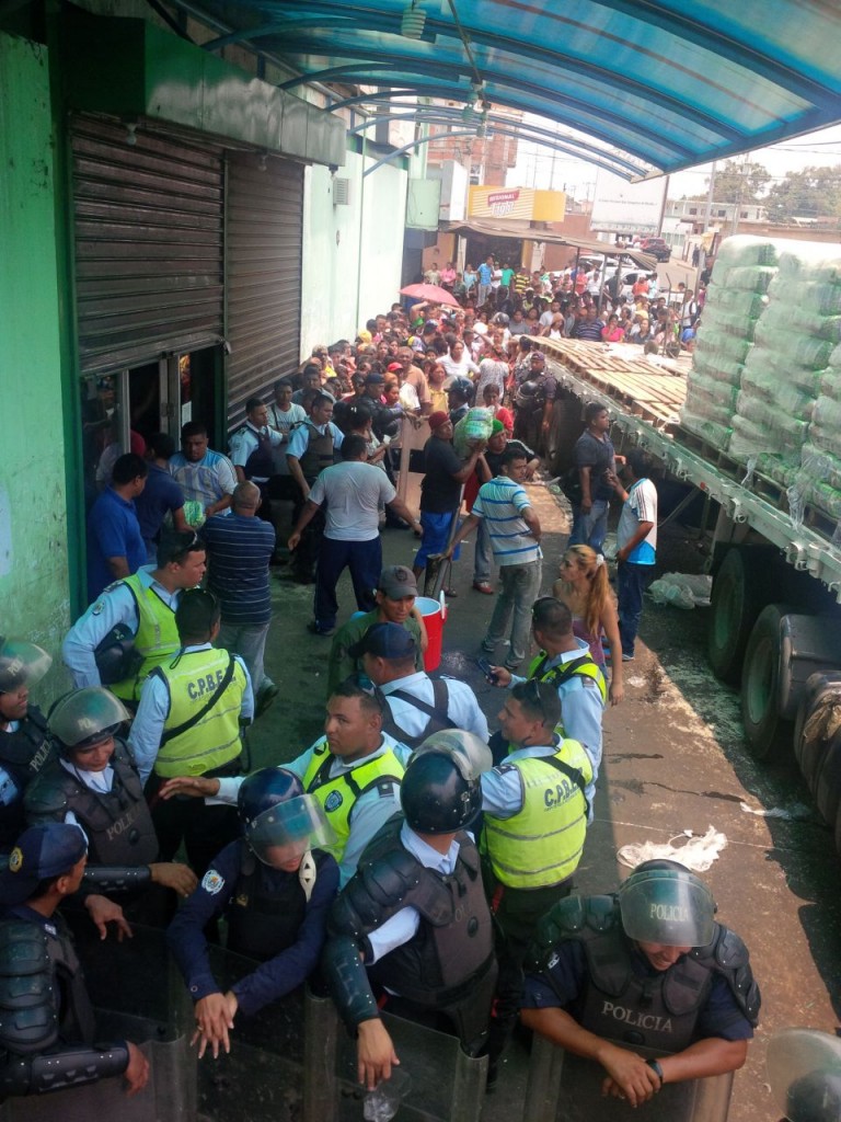 Saquean gandola de alimentos en el Zulia (Fotos)