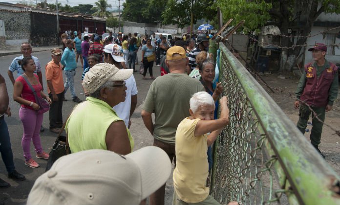 El Gobierno sigue castigando al pueblo: Las mega colas en Lara para comprar harina (Fotos)