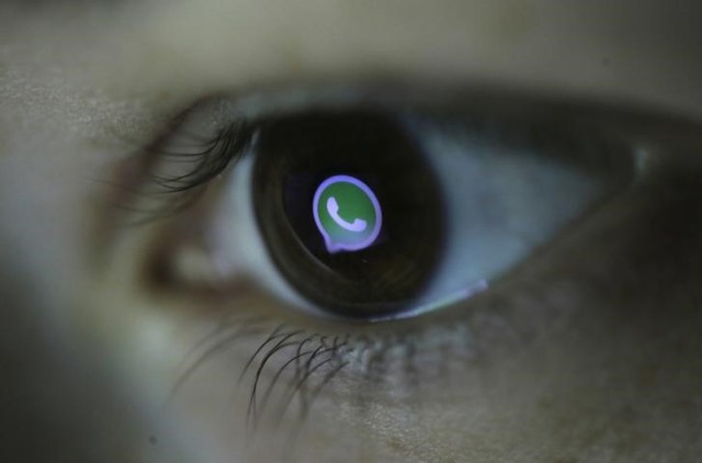 Ilustración fotográfica del logo de Whatsapp reflejado en el ojo de una persona en Zenica, Bosnia, mar 13, 2015. Facebook anunció el martes que fortaleció la configuración de cifrado estándar para los más de 1.000 millones de usuarios de su popular servicio de mensajería WhatsApp, por lo que ahora todos los mensajes sólo serán accesibles para el emisor y el receptor. REUTERS/Dado Ruvic