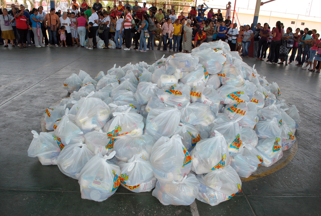 ¡Extorsión gubernamental! Bolsas de comida por firmas contra la Ley de Amnistía (Audio)