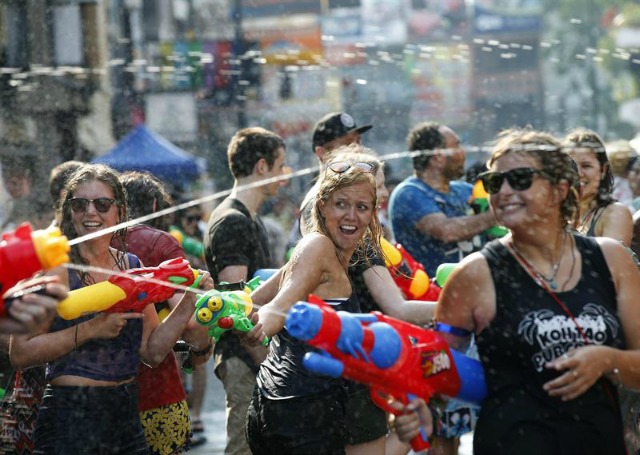 Turistas se rocían unos a otros en la calle Khao San, en el primer día de la celebración del festival Songkran, el tradicional Año Nuevo tailandés, conocido también como el festival del agua, en Bangkok, Tailandia, hoy, 12 de abril de 2016. El festival Songkran, de tres días de duración, los participantes se mojan unos a otros como símbolo de limpieza con el objetivo de eliminar los pecados del año anterior. EFE/NARONG SANGNAK